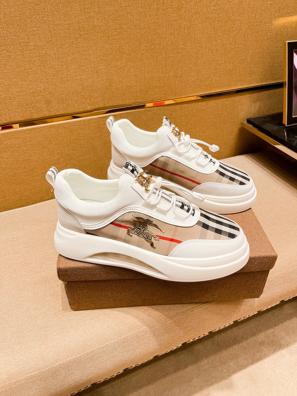 J0   Burberry 巴宝莉  男鞋高端品牌 官网1：1最新力作：鞋面采用意大利进口头层牛皮搭配舒适透气内里➕原版防滑耐磨大底制作 ，让行走更加便捷舒适，惊世之作，与官方的质量相比美的1：1复刻[色]打造时尚个性衬托你的与众不同潮男必备!经典