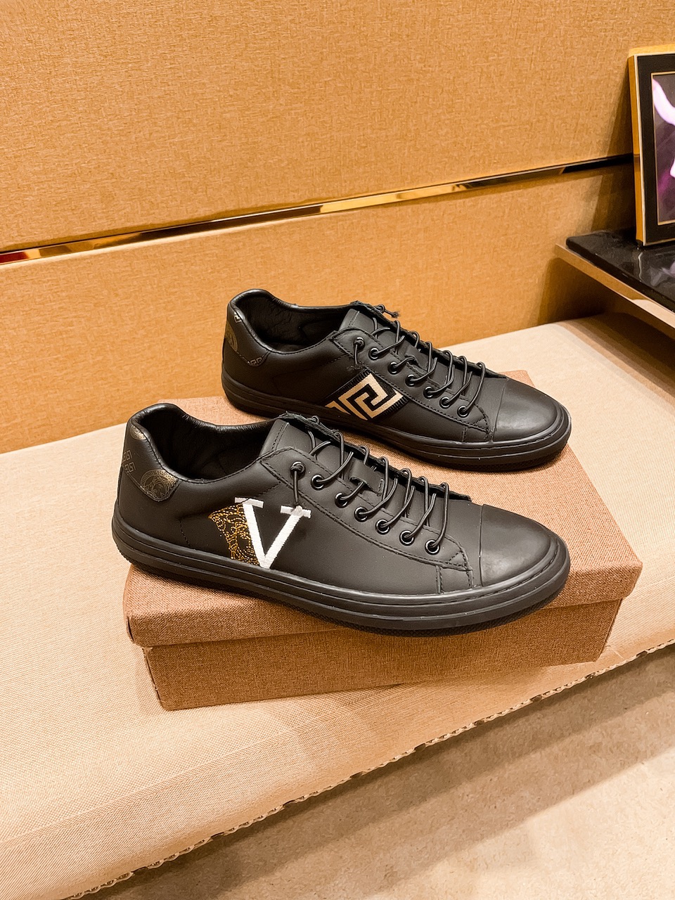 I5  范思哲男鞋高端品牌 官网1：1最新力作：鞋面采用意大利进口头层牛皮搭配舒适透气内里➕原版防滑耐磨大底制作 ，让行走更加便捷舒适，惊世之作，与官方的质量相比美的1：1复刻[色]打造时尚个性衬托你的与众不同潮男必备!经典