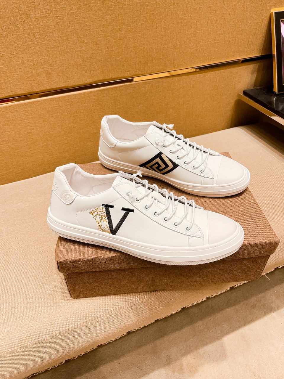 I5  范思哲男鞋高端品牌 官网1：1最新力作：鞋面采用意大利进口头层牛皮搭配舒适透气内里➕原版防滑耐磨大底制作 ，让行走更加便捷舒适，惊世之作，与官方的质量相比美的1：1复刻[色]打造时尚个性衬托你的与众不同潮男必备!经典