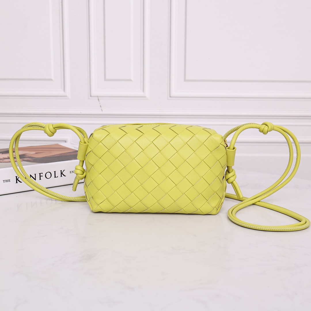 Sac bandoulière mini en agneau tressé avec cordon