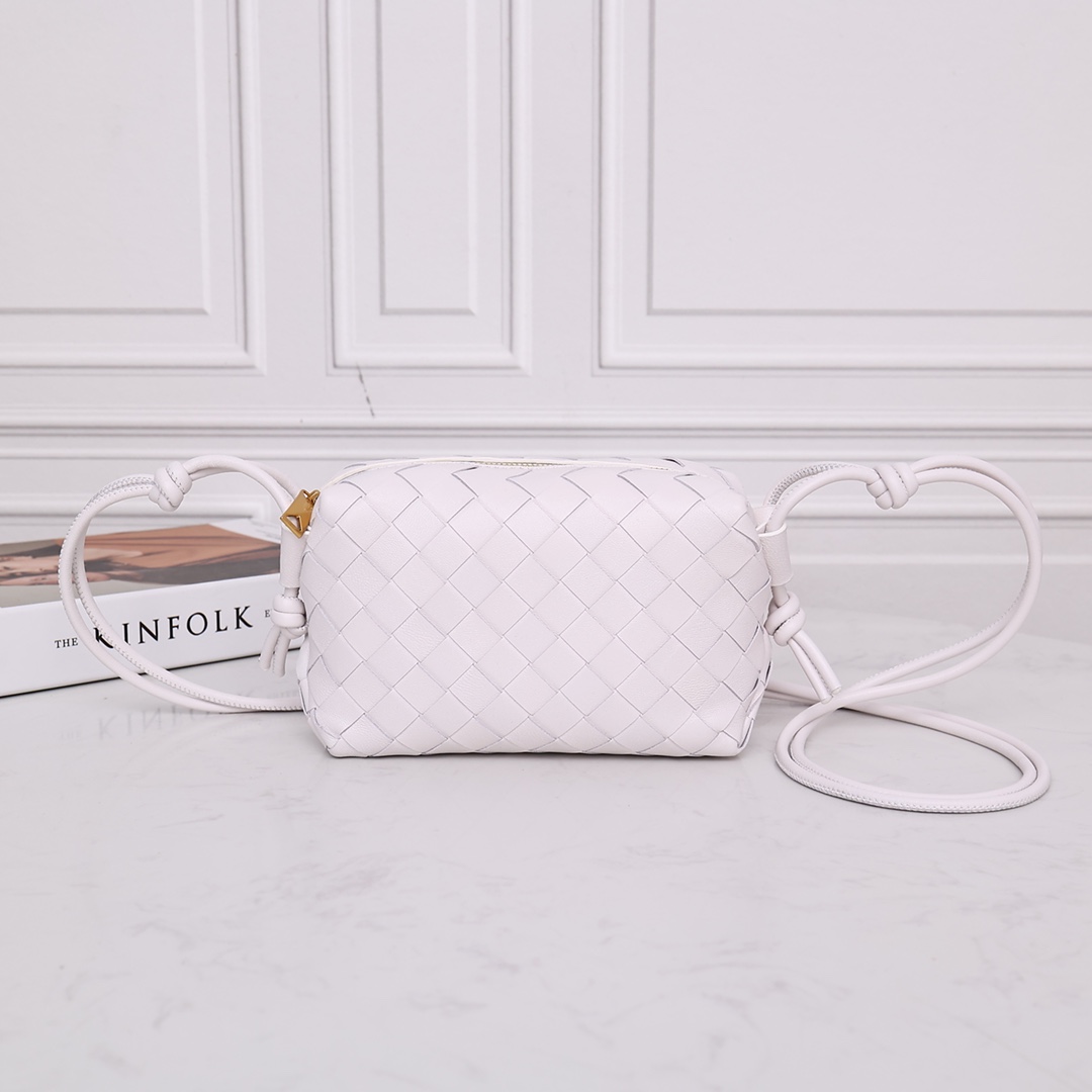 Sac bandoulière mini en cuir d'agneau tressé avec cordon de serrage