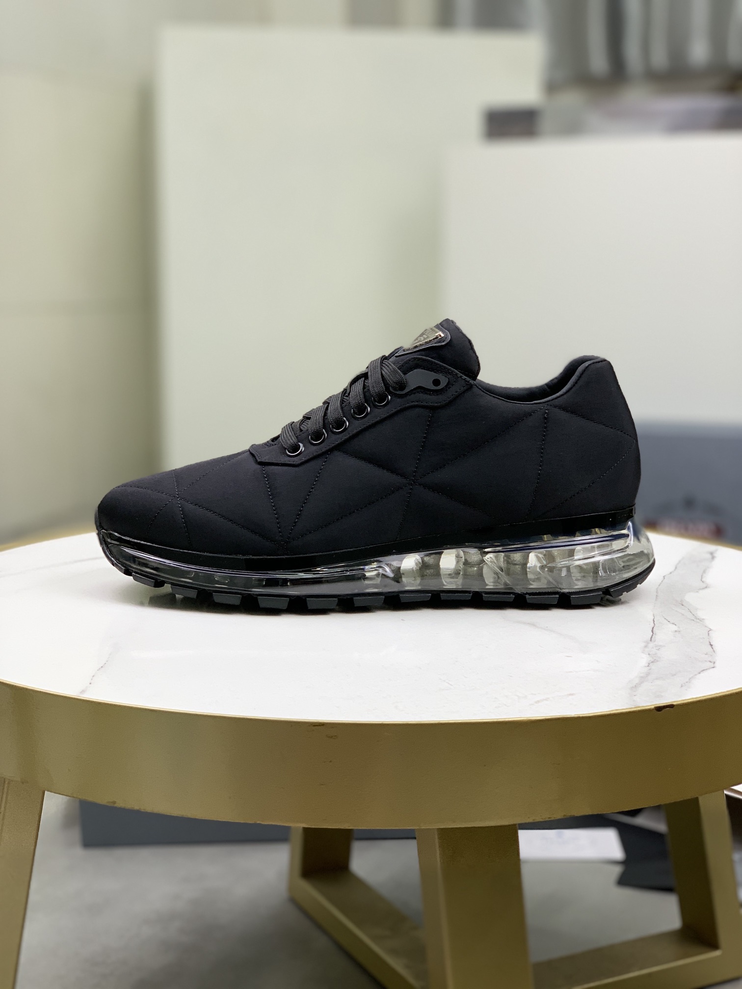 L5 气垫减震厚底潮牌 Prada 普拉达 主推爆款,前卫百搭时尚男鞋私版开模,进口材质鞋面菱形图案拼接1：1复刻..时尚干脆、原版进口牛皮垫脚；大气个性更潮更抢眼更追求档次,它将颠覆旧念,与您共度时尚潮人必备! 必自留 ! 高大上的舒适大低,高端品质做工.气垫大底超级减震,码数：38-44 黑色 白色可选.配全套包装