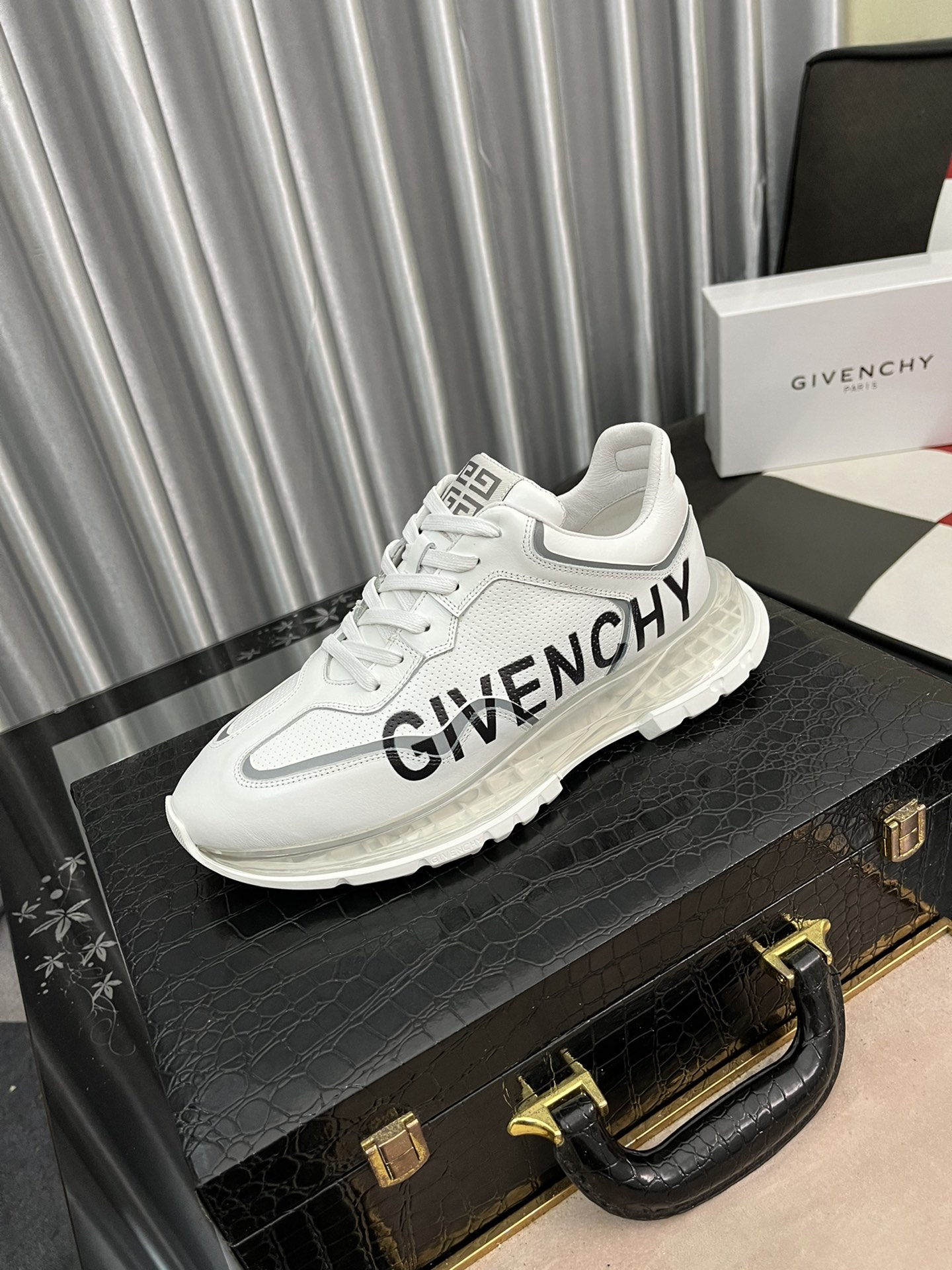 K0  气垫底 Givenchy  纪梵希 Givenchy 标准码：男码38-4445定做等级：官网同款 原单品质材料：原版材质 透气真皮内里 原版气垫大底款式类别：男士休闲运动板鞋颜色：2⃣️色可选