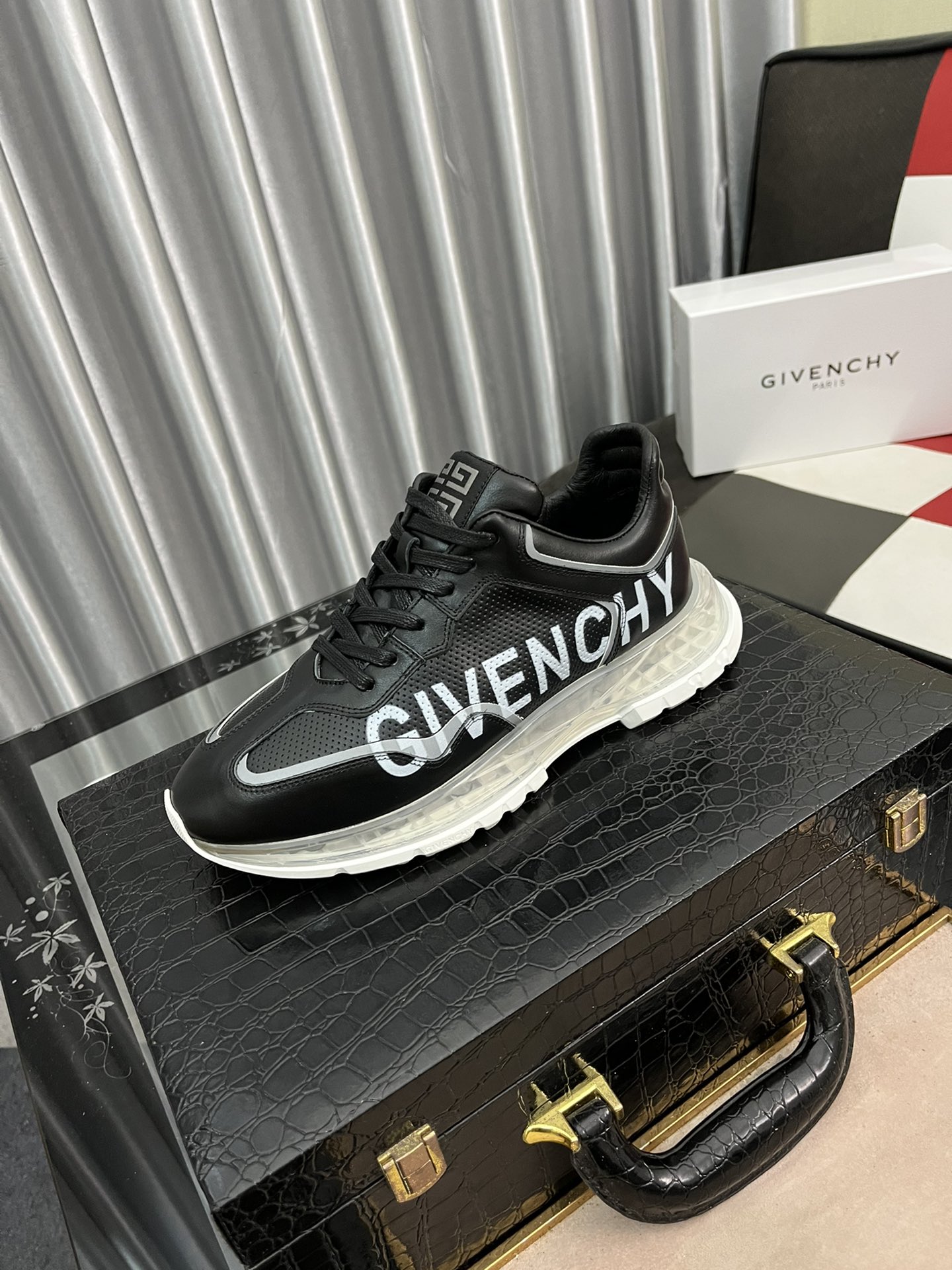 K0  气垫底 Givenchy  纪梵希 Givenchy 标准码：男码38-4445定做等级：官网同款 原单品质材料：原版材质 透气真皮内里 原版气垫大底款式类别：男士休闲运动板鞋颜色：2⃣️色可选