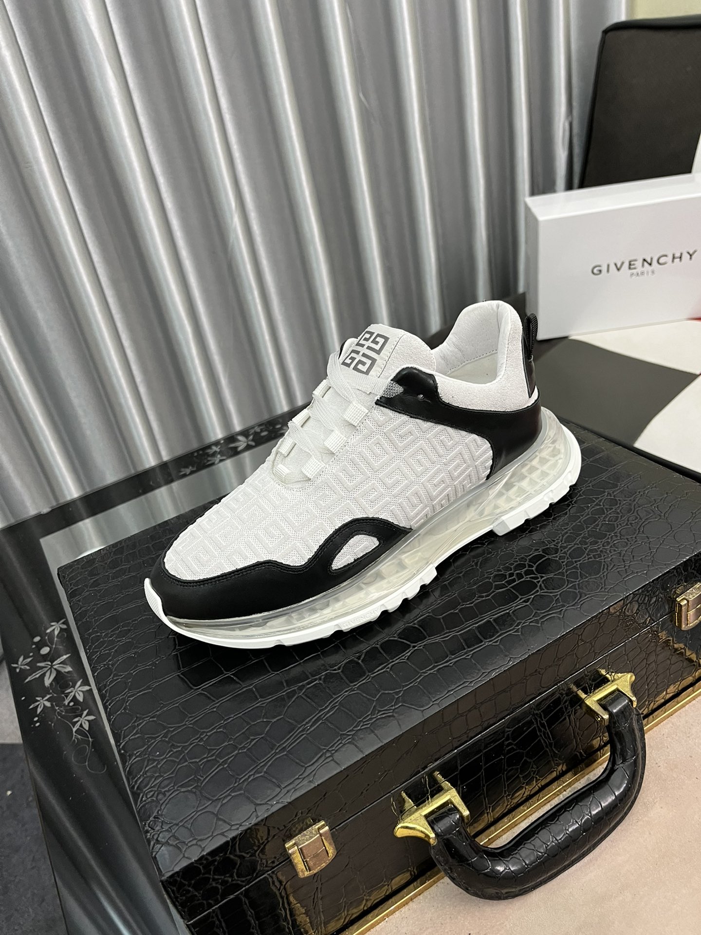 J5  Glvenchy 纪梵希 Givenchy  顶级代购 男士专柜同步 原厂配置、意大利进口牛皮，全进口原厂牛皮里垫，鞋底：原厂特供原版气垫底超级舒适，原厂跟单货，🇫🇷🇫🇷高品质，可随意进出专柜，欢迎对比 正码 38-442⃣️色可选