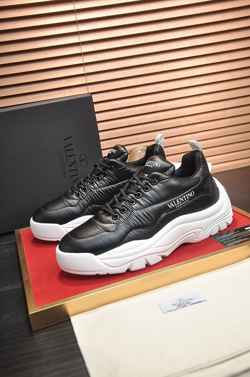 J5  华伦天奴原单情侣款情💑官网最 ，最新時尚休闲鞋🔜鞋面選用进口上等原厂材料，网布内里，上脚非常有型，个性时尚橡膠耐磨大底，实物拍摄🎬實物更好看，