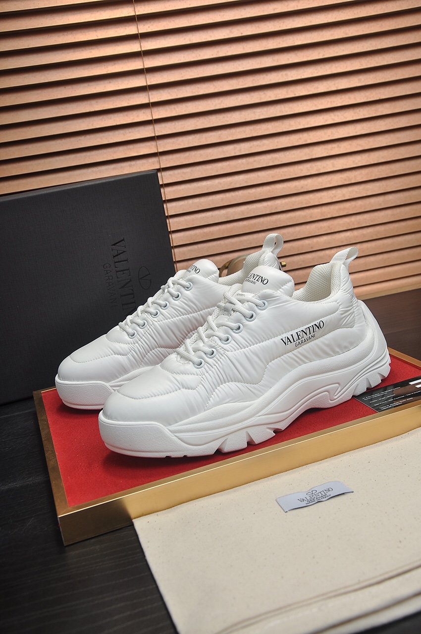 J5  华伦天奴原单情侣款情💑官网最 ，最新時尚休闲鞋🔜鞋面選用进口上等原厂材料，网布内里，上脚非常有型，个性时尚橡膠耐磨大底，实物拍摄🎬實物更好看，