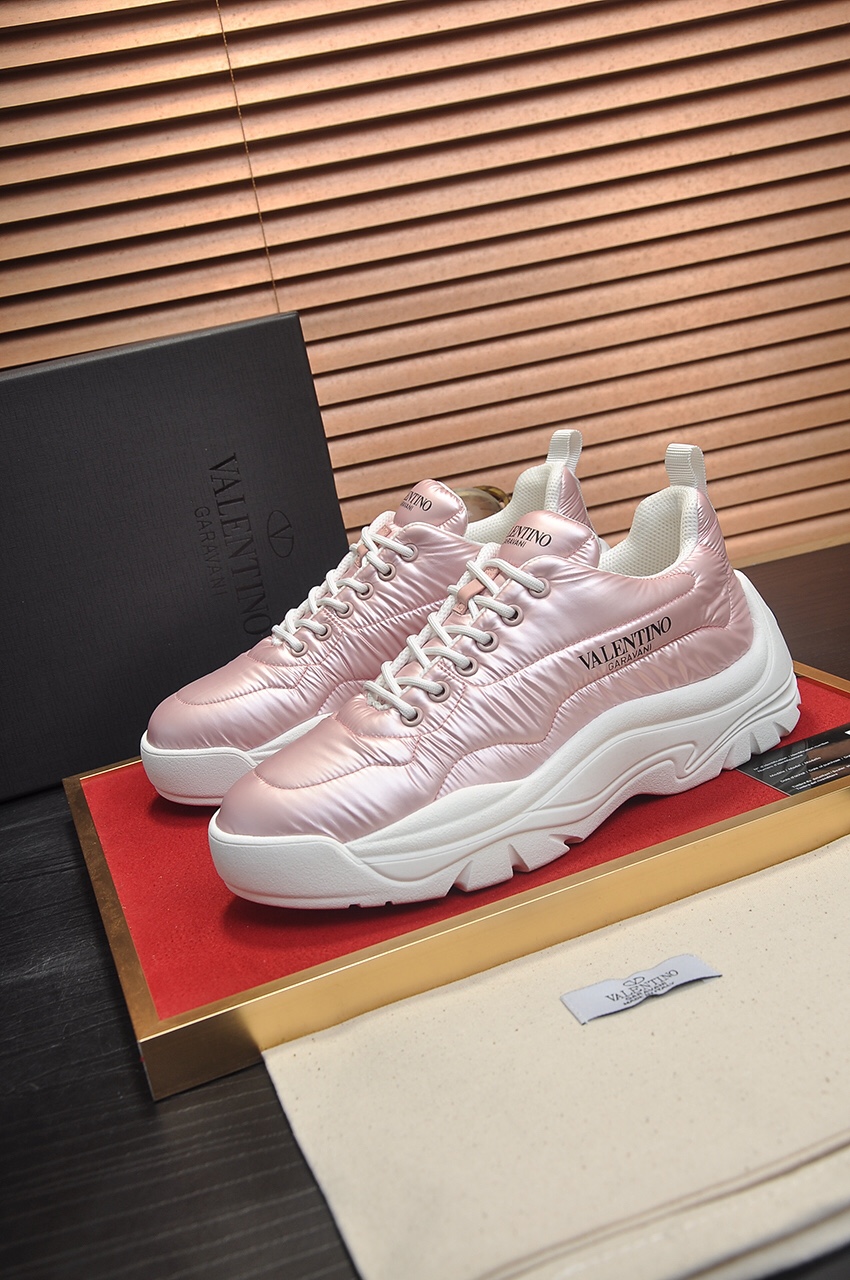 J5  华伦天奴原单情侣款情💑官网最 ，最新時尚休闲鞋🔜鞋面選用进口上等原厂材料，网布内里，上脚非常有型，个性时尚橡膠耐磨大底，实物拍摄🎬實物更好看，