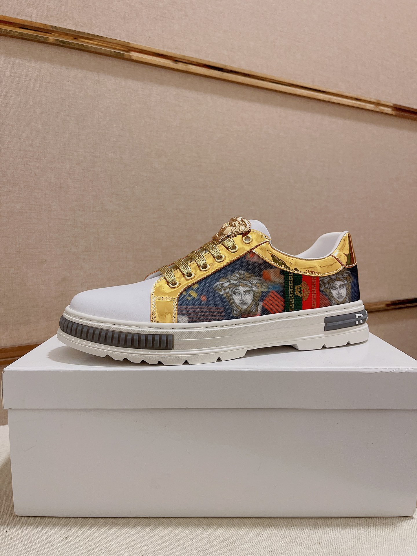 I0 Versace 范思哲👊🏻鞋面🇮🇹进口牛皮配官网面料 🇩🇪内里进口羊皮内里 。原版大底开模，每一位男士的身份衬托，上脚大气稳重🚶🏻🚶🏻高端定制专柜原版复刻📯不管风吹雨打鞋楦不变，经得起时间的验证🔍️，🔵