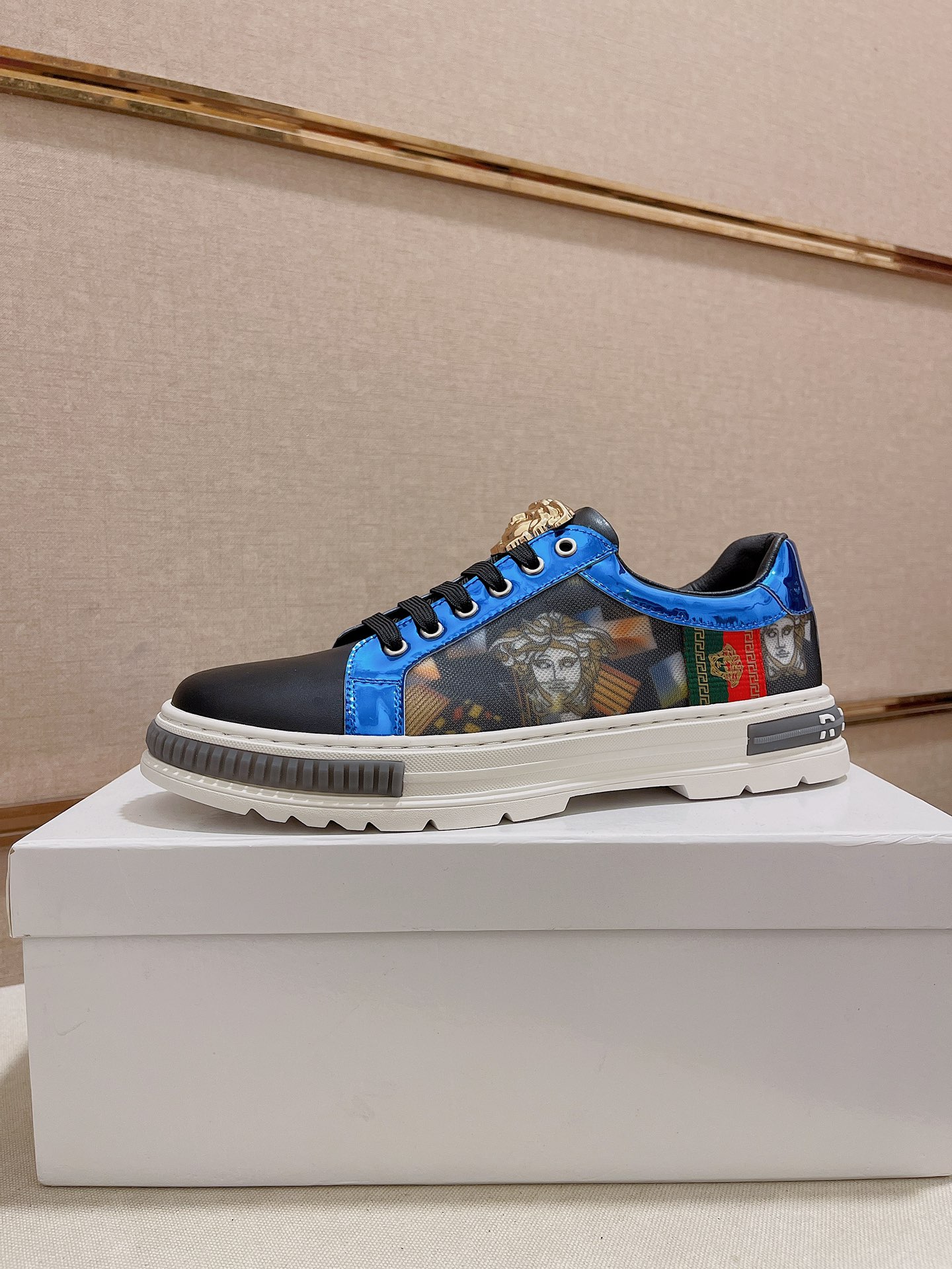 I0 Versace 范思哲👊🏻鞋面🇮🇹进口牛皮配官网面料 🇩🇪内里进口羊皮内里 。原版大底开模，每一位男士的身份衬托，上脚大气稳重🚶🏻🚶🏻高端定制专柜原版复刻📯不管风吹雨打鞋楦不变，经得起时间的验证🔍️，🔵