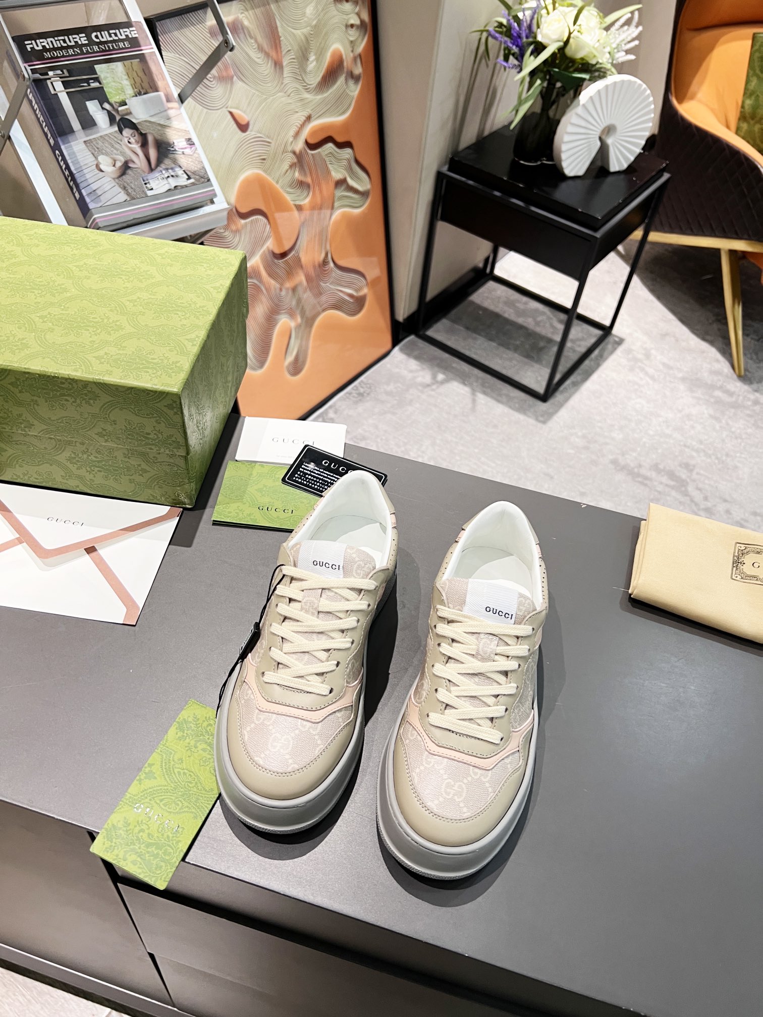 NO:260212,(Men's Size 10) G Home (Purchasing Level) New Series of G Home (Purchasing Level) New Couple Thick Sole White Shoes Comes Here The Classic Thick Sole Design Makes Sports Shoes Retro Sense. Interlocking Double G Printing on the Heel Shows the Brand Charm. The shoe tongue uses the latest anti-counterfeiting cloth and comes with electronic chips. The upper is imported environmentally friendly water-dyed calfskin,   cowhide inner lining   cowhide hanging leather molded latex insole. The original IP lightweight sole, integrated injection molding is super comfortable and elastic. Size 35-40 for women. 39-44 for men. 39-44 for 1:1 full package), casual shoes/sports shoes, gucci, sneakers, cowhide19860909（男码10） G家（代购级）全新系列专柜最新情侣款厚底小白鞋来袭经典款厚底的设计令运动鞋流露出复古感 后跟部位互扣式双G印花尽显品牌魅力 鞋舌采用最新防伪布标,且带电子芯片防伪   鞋面采用进口环保水染小牛皮, 牛皮内里 牛皮挂皮成型乳胶鞋垫 原版IP轻质大底,一体射出成型超舒服有弹力 码数女款35-40 男款39-44（1:1全套包装）,休闲鞋/运动鞋,gucci,sneakers,cowhide,Women's Shoes