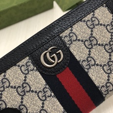 在《古驰爱的进行曲》全新时装系列中,GG Supreme帆布推出了经典隽永的蓝色组合,传承材质的历史渊源 在《古驰爱的进行曲》全新时装系列中,GG Supreme帆布推出了经典隽永的蓝色组合,传承材质的历史渊源