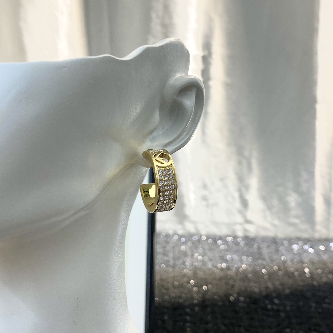  编码E1862  
🌈Fendi芬迪镶钻耳圈
🤔珐琅做工，经典耐看
🤡镶钻工艺很精致，阳光下 blin