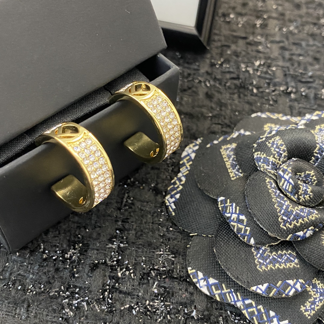  编码E1862  
🌈Fendi芬迪镶钻耳圈
🤔珐琅做工，经典耐看
🤡镶钻工艺很精致，阳光下 blin