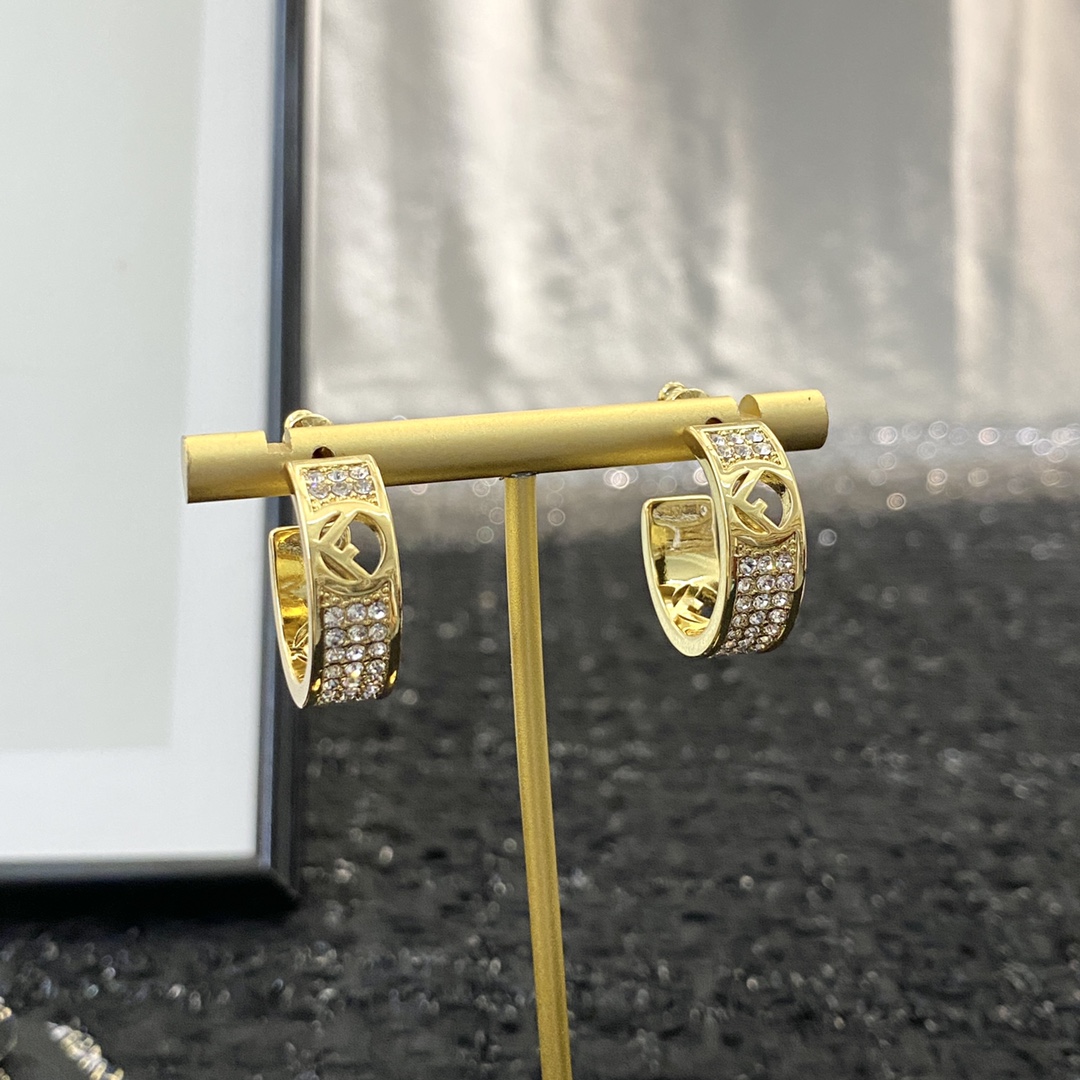  编码E1862  
🌈Fendi芬迪镶钻耳圈
🤔珐琅做工，经典耐看
🤡镶钻工艺很精致，阳光下 blin