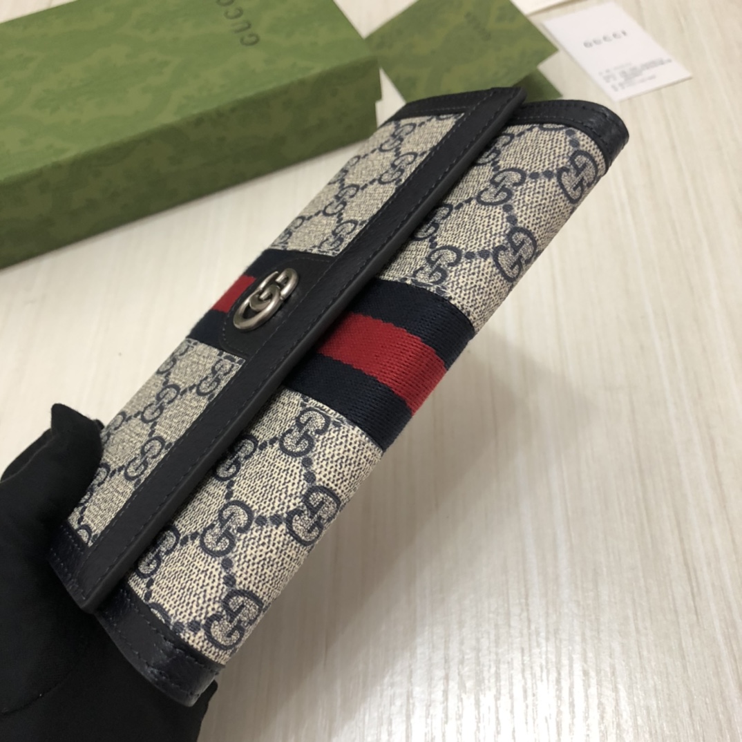 在《古驰爱的进行曲》全新时装系列中，GG Supreme帆布推出了经典隽永的蓝色组合，传承材质的历史渊源