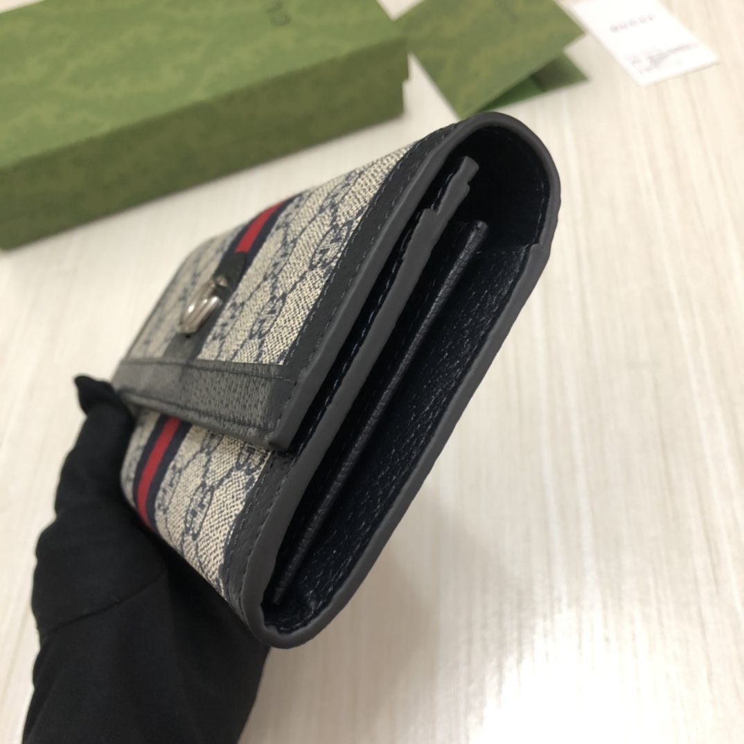在《古驰爱的进行曲》全新时装系列中，GG Supreme帆布推出了经典隽永的蓝色组合，传承材质的历史渊源