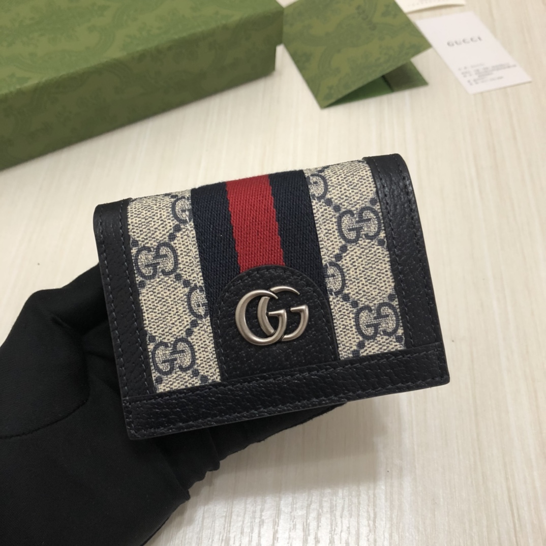 在《古驰爱的进行曲》全新时装系列中，GG Supreme帆布推出了经典隽永的蓝色组合，传承材质的历史渊源