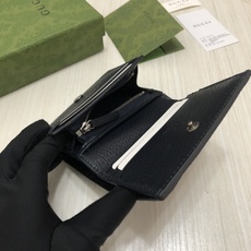 在《古驰爱的进行曲》全新时装系列中,GG Supreme帆布推出了经典隽永的蓝色组合,传承材质的历史渊源 在《古驰爱的进行曲》全新时装系列中,GG Supreme帆布推出了经典隽永的蓝色组合,传承材质的历史渊源