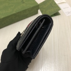 在《古驰爱的进行曲》全新时装系列中,GG Supreme帆布推出了经典隽永的蓝色组合,传承材质的历史渊源 在《古驰爱的进行曲》全新时装系列中,GG Supreme帆布推出了经典隽永的蓝色组合,传承材质的历史渊源