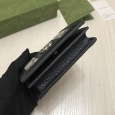 在《古驰爱的进行曲》全新时装系列中,GG Supreme帆布推出了经典隽永的蓝色组合,传承材质的历史渊源 在《古驰爱的进行曲》全新时装系列中,GG Supreme帆布推出了经典隽永的蓝色组合,传承材质的历史渊源
