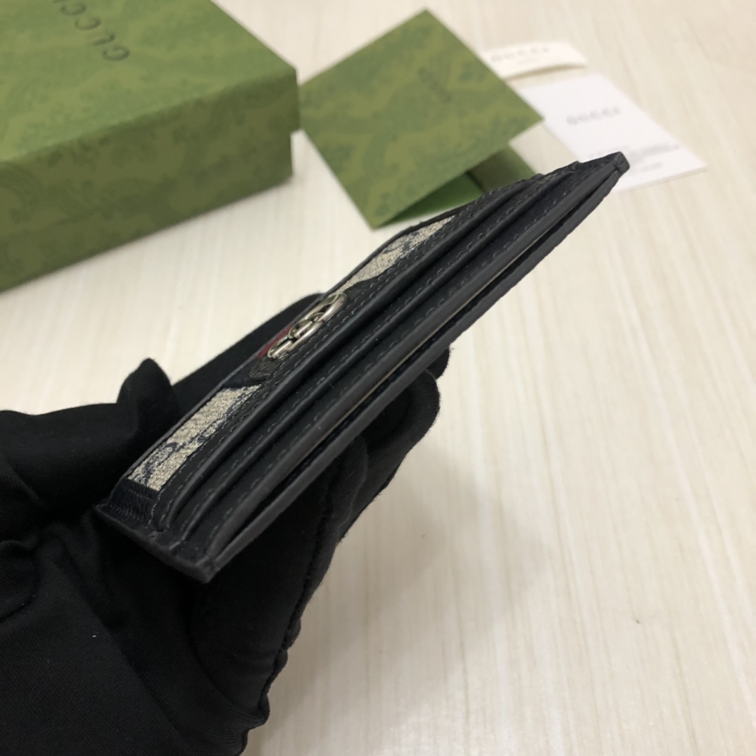 在《古驰爱的进行曲》全新时装系列中，GG Supreme帆布推出了经典隽永的蓝色组合，传承材质的历史渊源