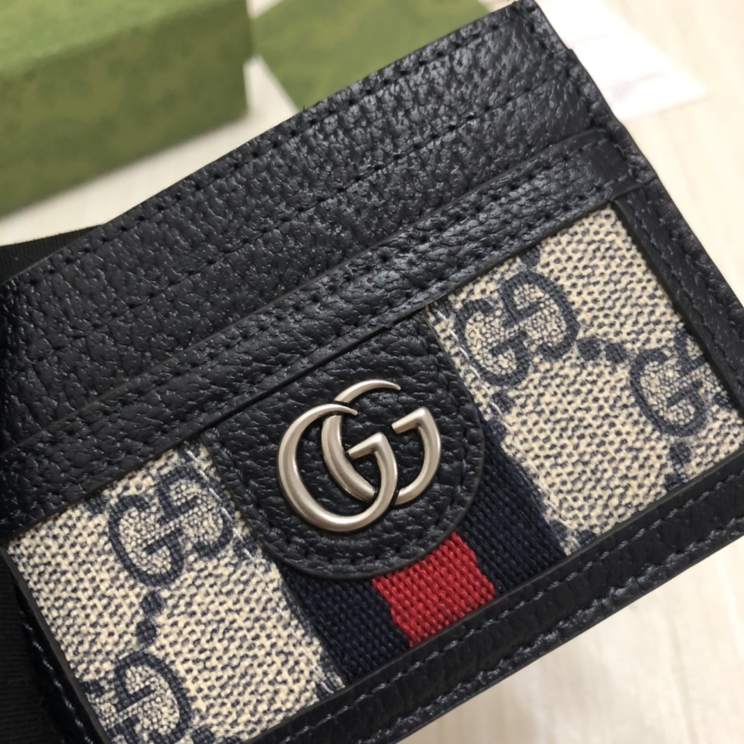 在《古驰爱的进行曲》全新时装系列中，GG Supreme帆布推出了经典隽永的蓝色组合，传承材质的历史渊源