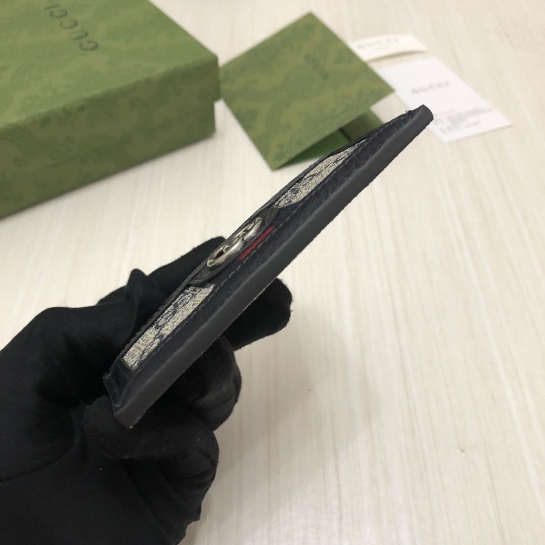 在《古驰爱的进行曲》全新时装系列中，GG Supreme帆布推出了经典隽永的蓝色组合，传承材质的历史渊源