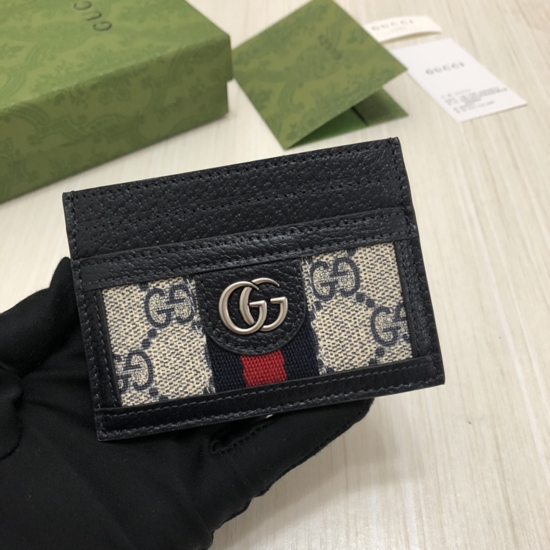 在《古驰爱的进行曲》全新时装系列中，GG Supreme帆布推出了经典隽永的蓝色组合，传承材质的历史渊源