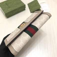 “自我表达”的精神是该系列的设计主线。这系列产品将多种品牌典藏元素集于一身,呼应自我表达精神的同时,传递 “自我表达”的精神是该系列的设计主线。这系列产品将多种品牌典藏元素集于一身,呼应自我表达精神的同时,传递