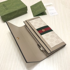 “自我表达”的精神是该系列的设计主线。这系列产品将多种品牌典藏元素集于一身,呼应自我表达精神的同时,传递 “自我表达”的精神是该系列的设计主线。这系列产品将多种品牌典藏元素集于一身,呼应自我表达精神的同时,传递