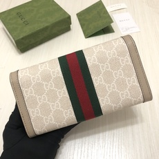 “自我表达”的精神是该系列的设计主线。这系列产品将多种品牌典藏元素集于一身,呼应自我表达精神的同时,传递 “自我表达”的精神是该系列的设计主线。这系列产品将多种品牌典藏元素集于一身,呼应自我表达精神的同时,传递