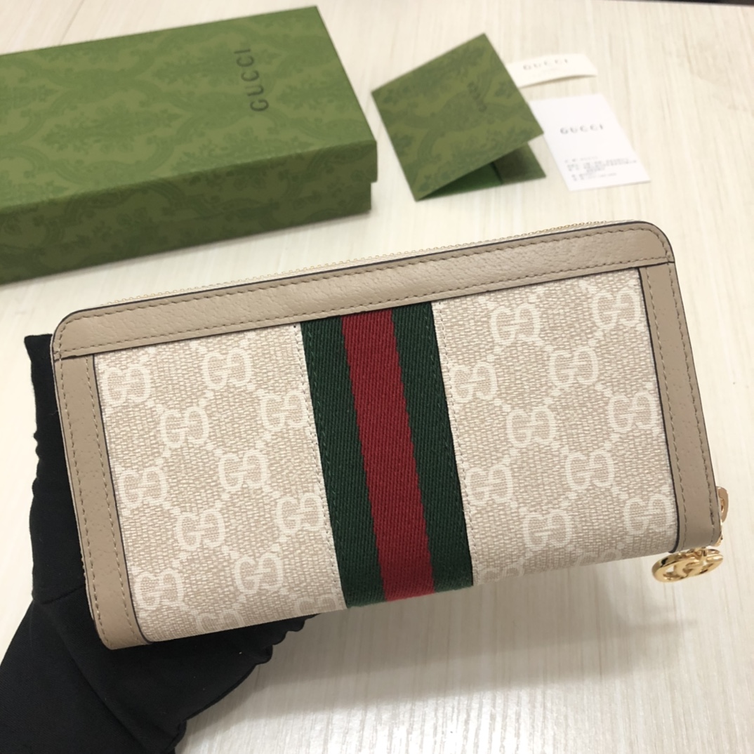 “自我表达”的精神是该系列的设计主线。这系列产品将多种品牌典藏元素集于一身,呼应自我表达精神的同时,传递 “自我表达”的精神是该系列的设计主线。这系列产品将多种品牌典藏元素集于一身,呼应自我表达精神的同时,传递