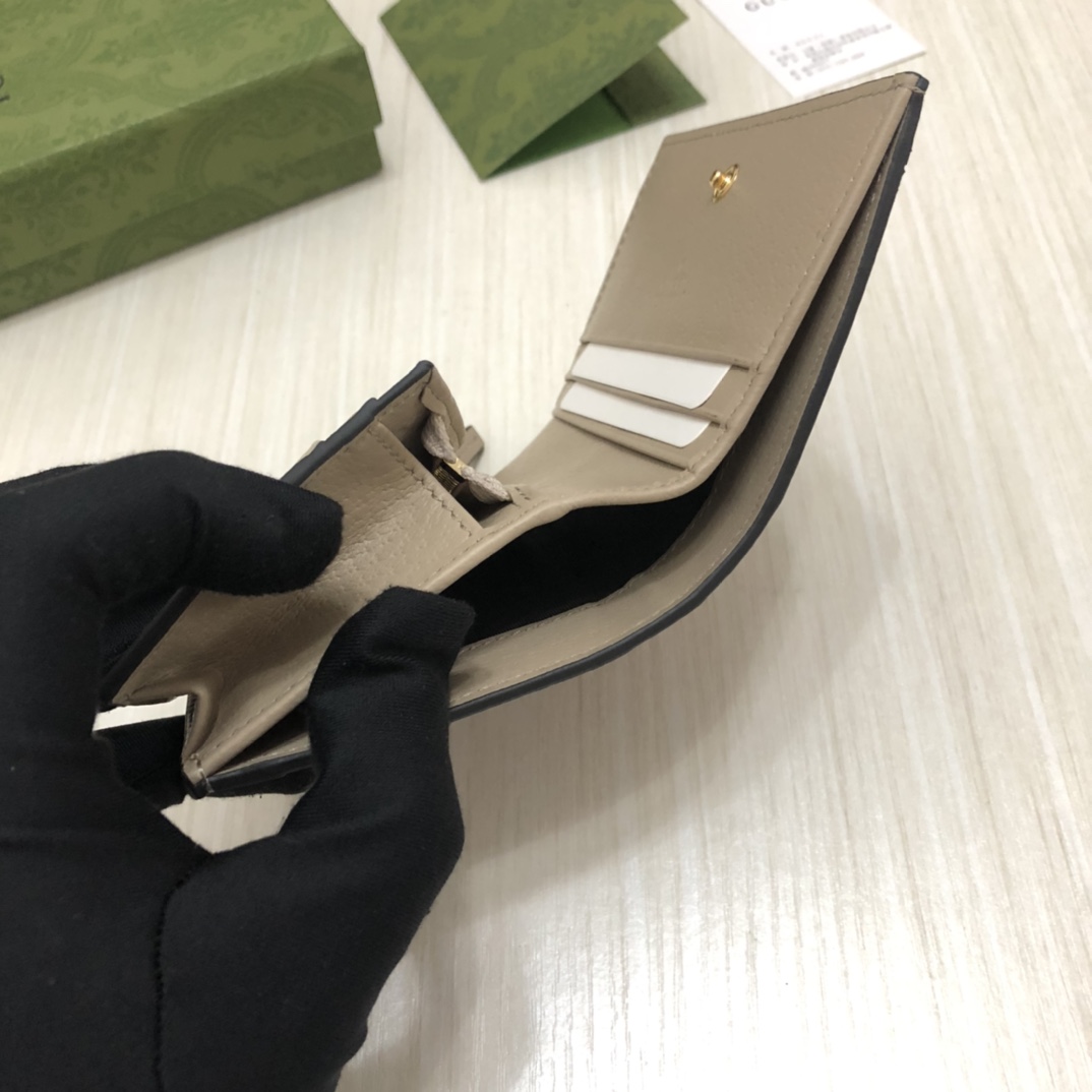 “自我表达”的精神是该系列的设计主线。这系列产品将多种品牌典藏元素集于一身，呼应自我表达精神的同时，传递