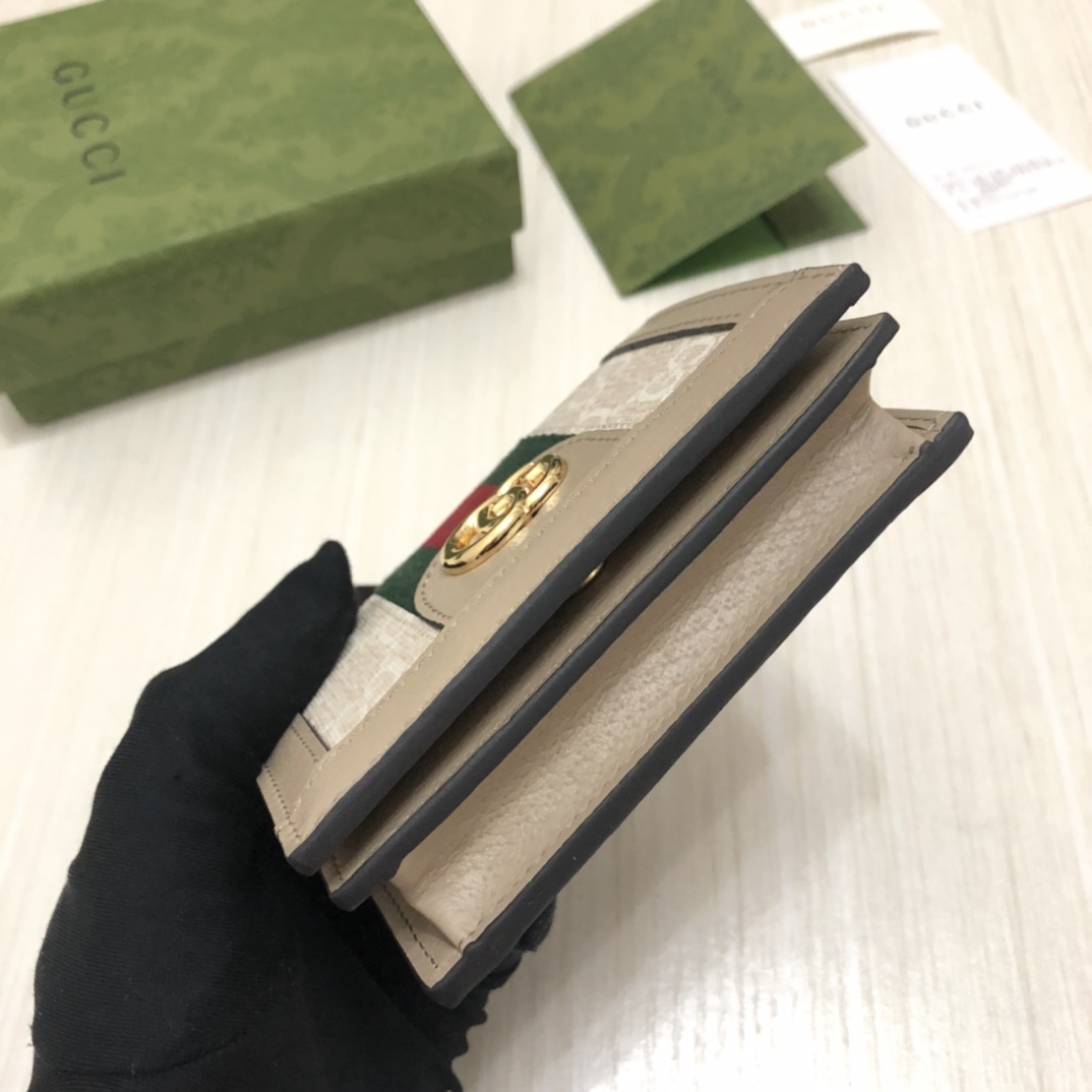 “自我表达”的精神是该系列的设计主线。这系列产品将多种品牌典藏元素集于一身，呼应自我表达精神的同时，传递