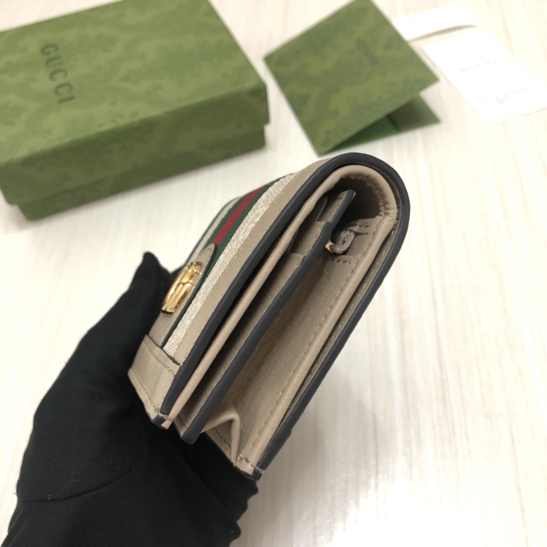 “自我表达”的精神是该系列的设计主线。这系列产品将多种品牌典藏元素集于一身，呼应自我表达精神的同时，传递