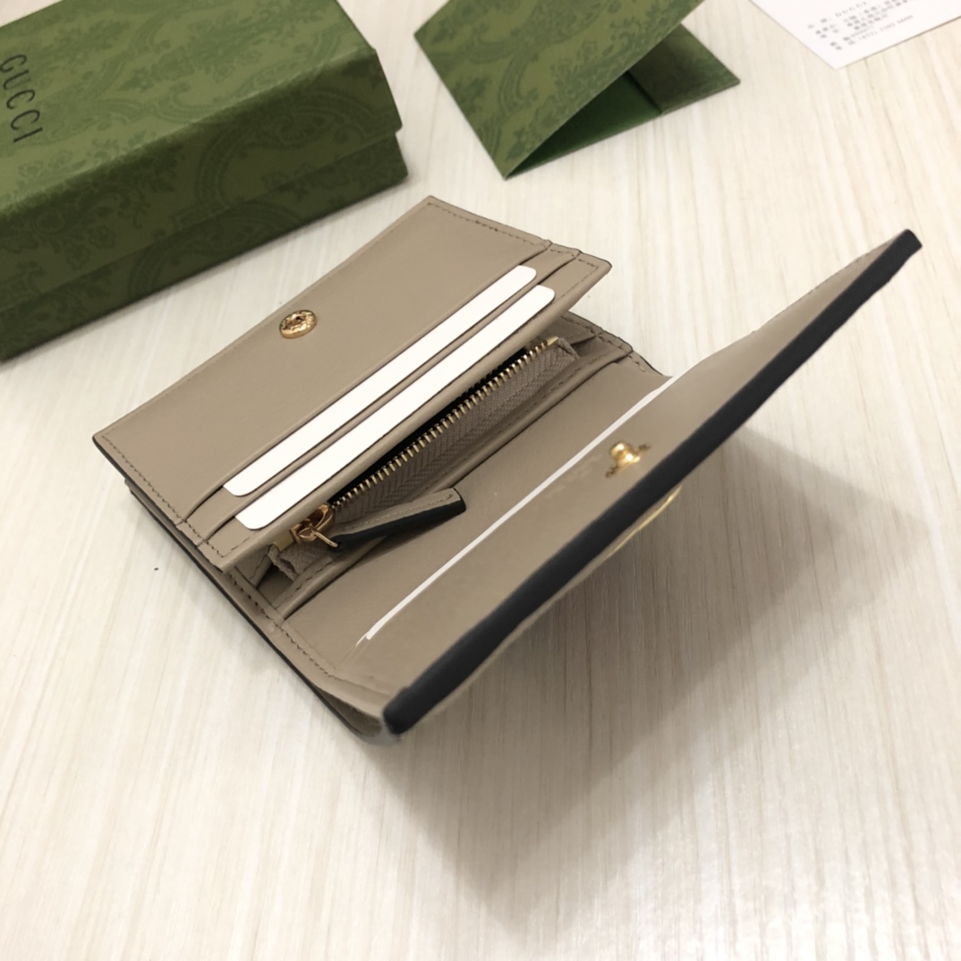 “自我表达”的精神是该系列的设计主线。这系列产品将多种品牌典藏元素集于一身，呼应自我表达精神的同时，传递