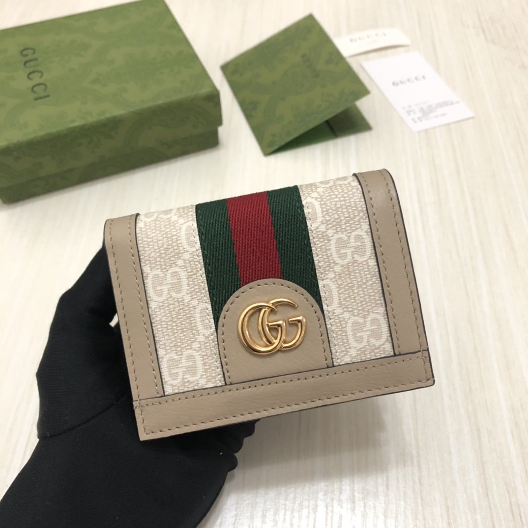 “自我表达”的精神是该系列的设计主线。这系列产品将多种品牌典藏元素集于一身，呼应自我表达精神的同时，传递