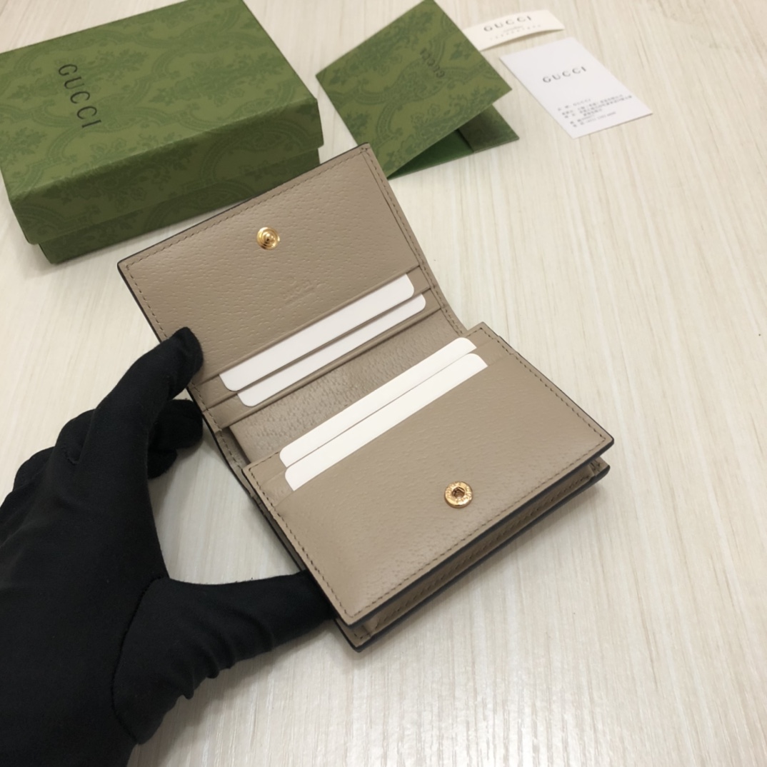 “自我表达”的精神是该系列的设计主线。这系列产品将多种品牌典藏元素集于一身，呼应自我表达精神的同时，传递