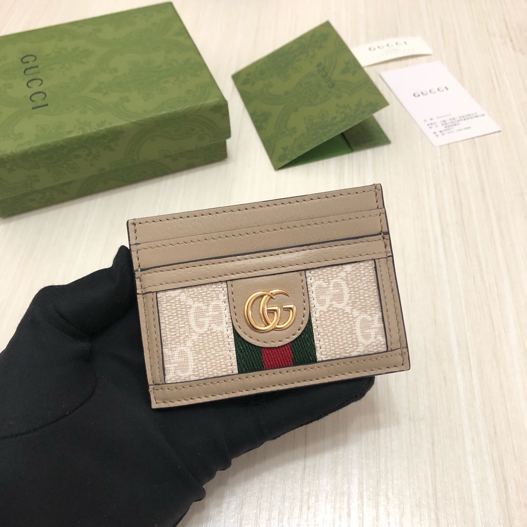 “自我表达”的精神是该系列的设计主线。这系列产品将多种品牌典藏元素集于一身，呼应自我表达精神的同时，传递