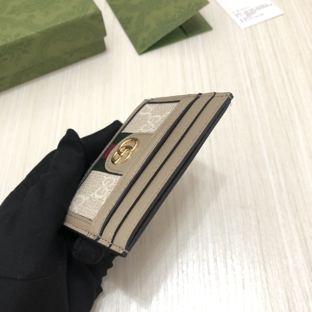 “自我表达”的精神是该系列的设计主线。这系列产品将多种品牌典藏元素集于一身，呼应自我表达精神的同时，传递