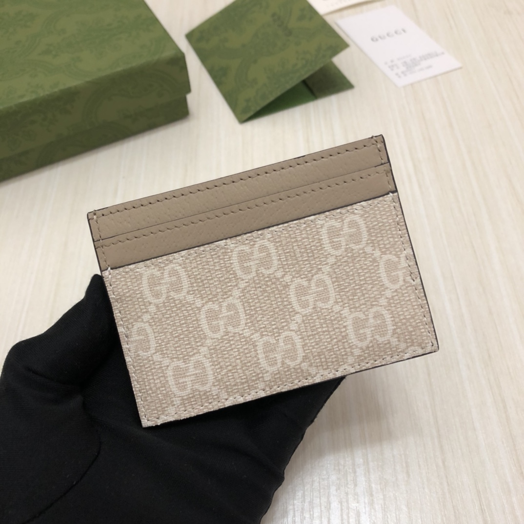 “自我表达”的精神是该系列的设计主线。这系列产品将多种品牌典藏元素集于一身，呼应自我表达精神的同时，传递