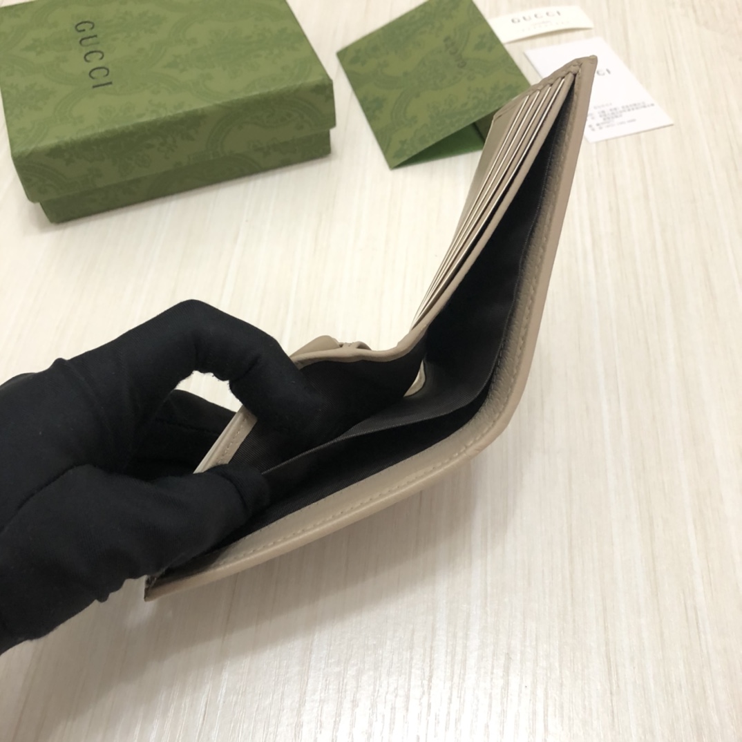 “自我表达”的精神是该系列的设计主线。这系列产品将多种品牌典藏元素集于一身,呼应自我表达精神的同时,传递 “自我表达”的精神是该系列的设计主线。这系列产品将多种品牌典藏元素集于一身,呼应自我表达精神的同时,传递