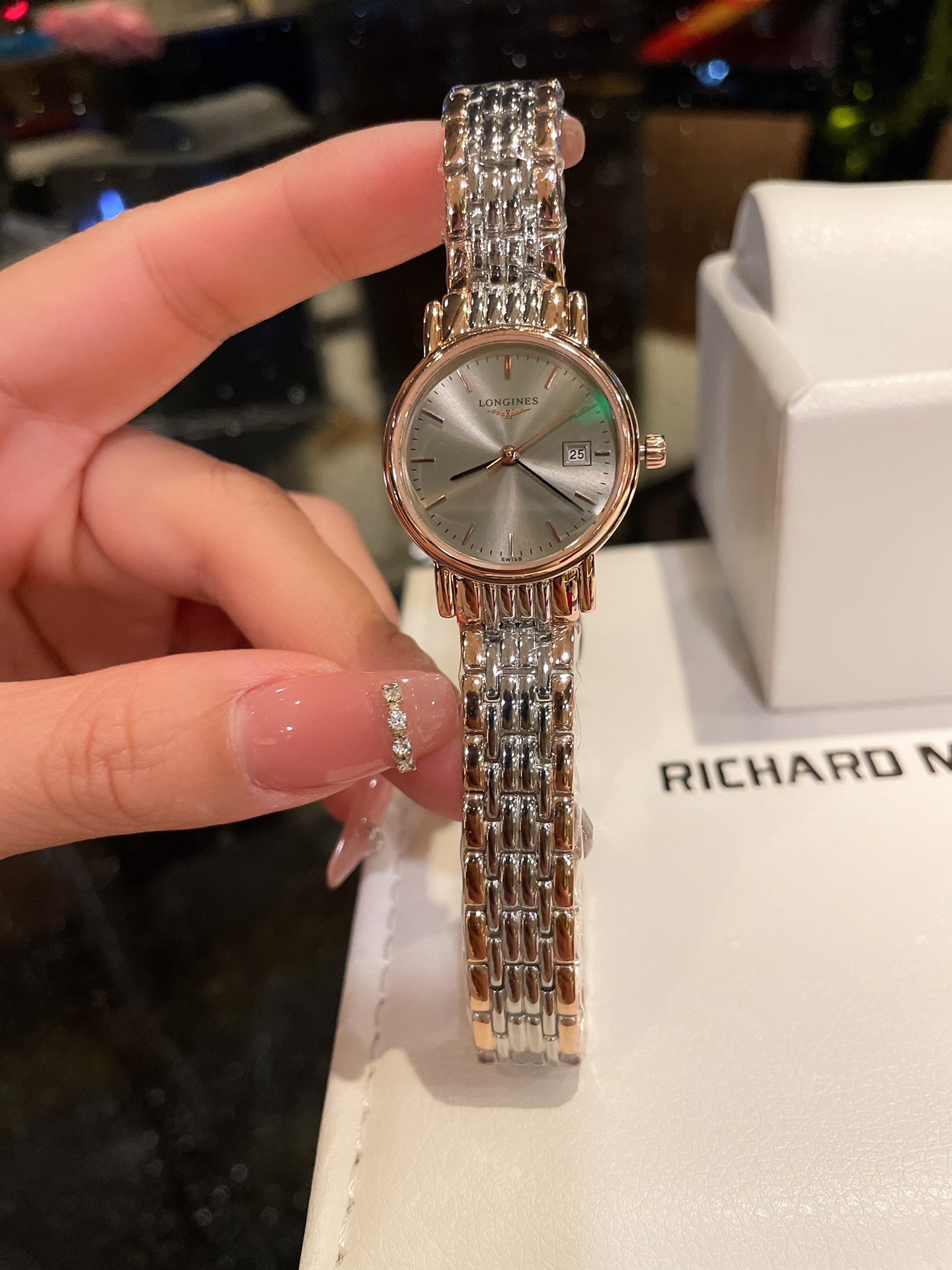 L0   浪琴 Longines 中古表，vintage西洋longines简约小金豆，简直太别致了小尺寸26mm低调又不失细节的美，表盘刻度也太纤细秀气了吧复古独特，上手不撞款，蓝宝石玻璃镜面经得起岁月的磨练，走时精准，秀气文雅，当你觉得今天的首饰配不上你的穿搭的时候选他就对了，时尚百搭绝绝子