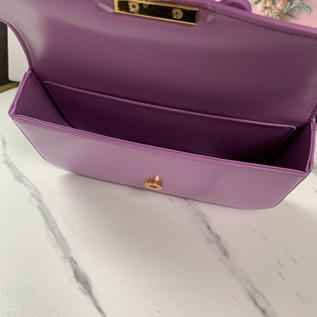新品上线CELINE2022春夏新款新出皮扣链条腋下包新出的亮点在于从经典金属凯旋门换了立体皮扣浮雕凯旋