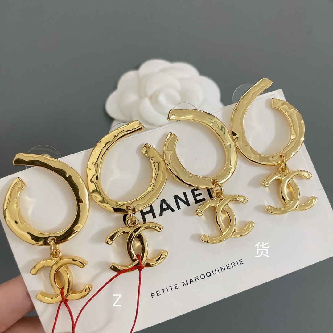 高品质 细节如图 【香金钩吊c耳钉】Z 4500,这款绝对的宝藏款!散发着vintage的味道!极具