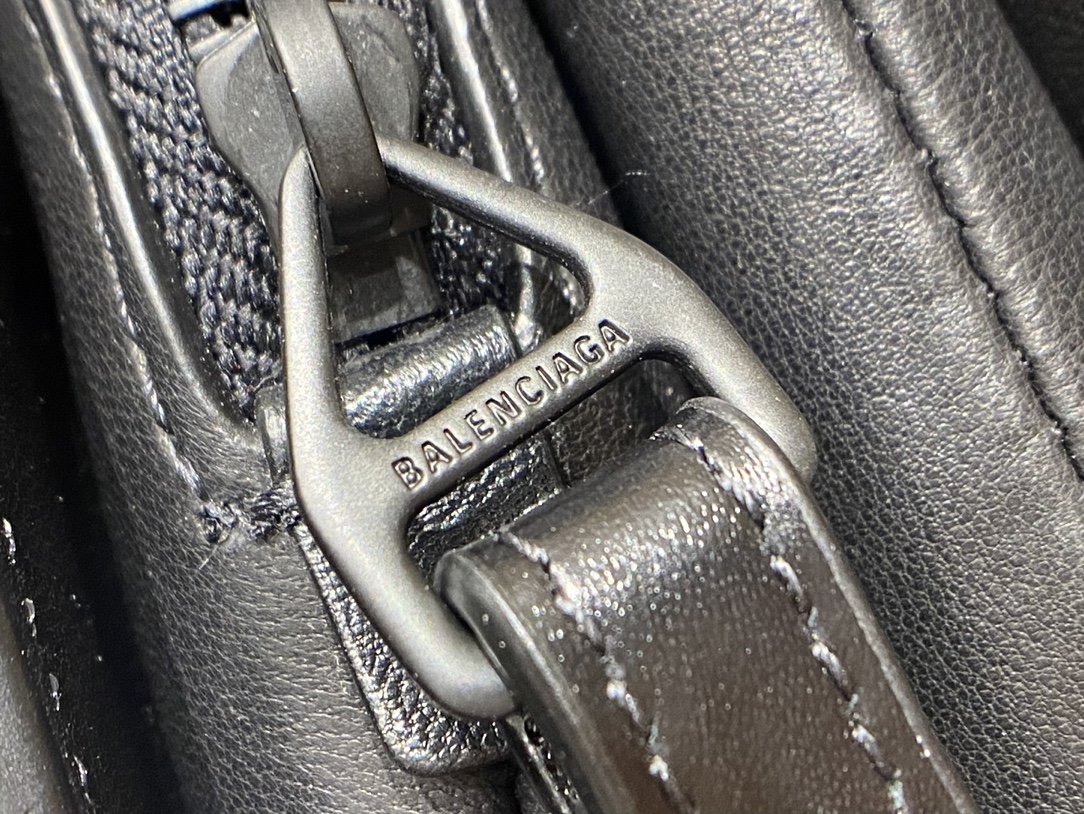 Balenciaga B.Small 18CM Bag 618156平纹黑色/黑扣