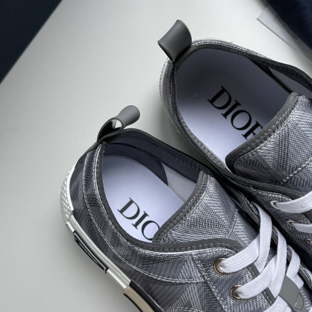 新款B23低帮运动鞋采用黑色CDDi