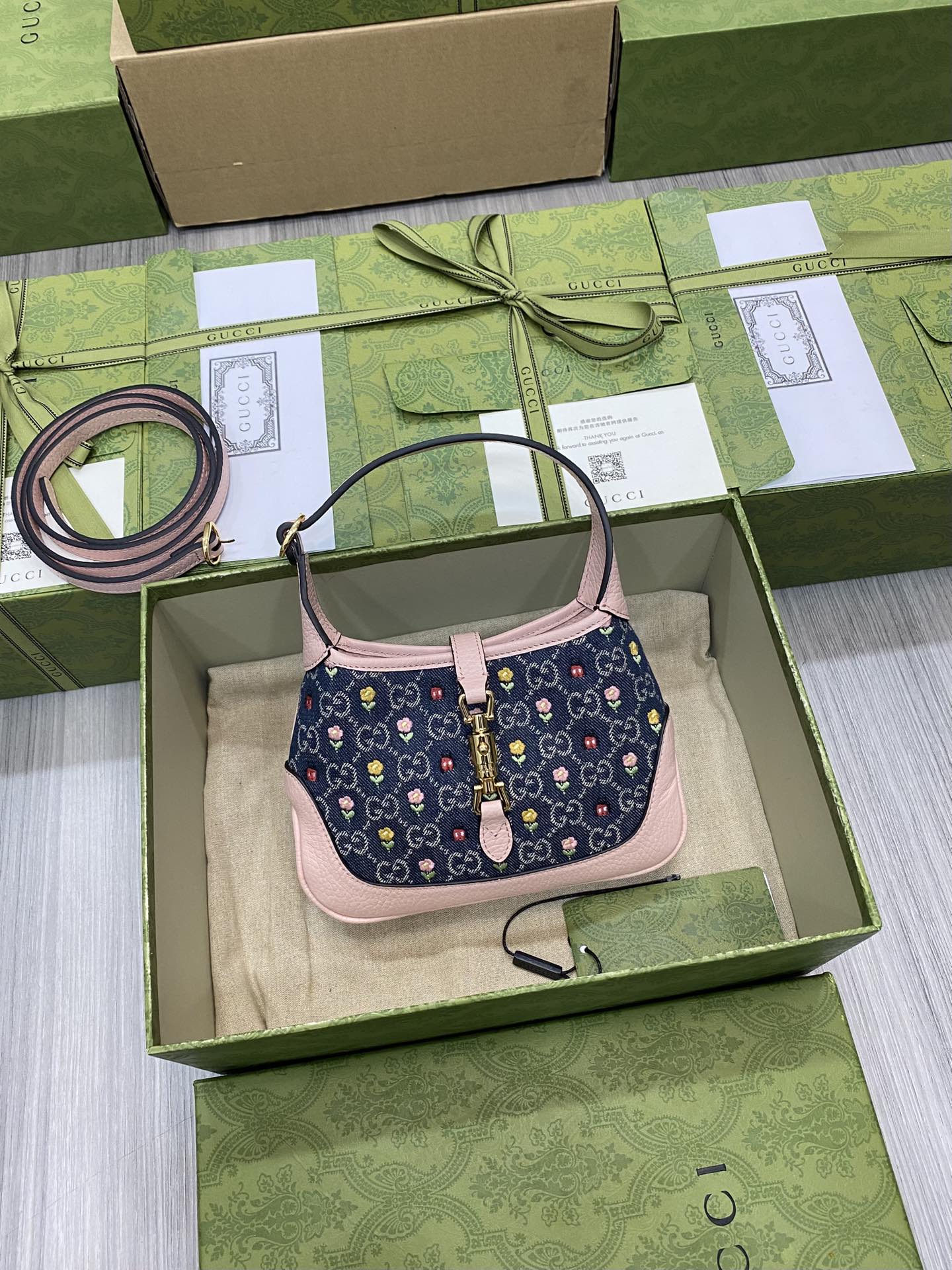 GUCCI Jackie 1961 mini сумка Blooming Love дэнім з каляровым кветкавым вышываннем, светла-ружовая скураная акантоўка, здымны плечавы рамень - топ-якасць