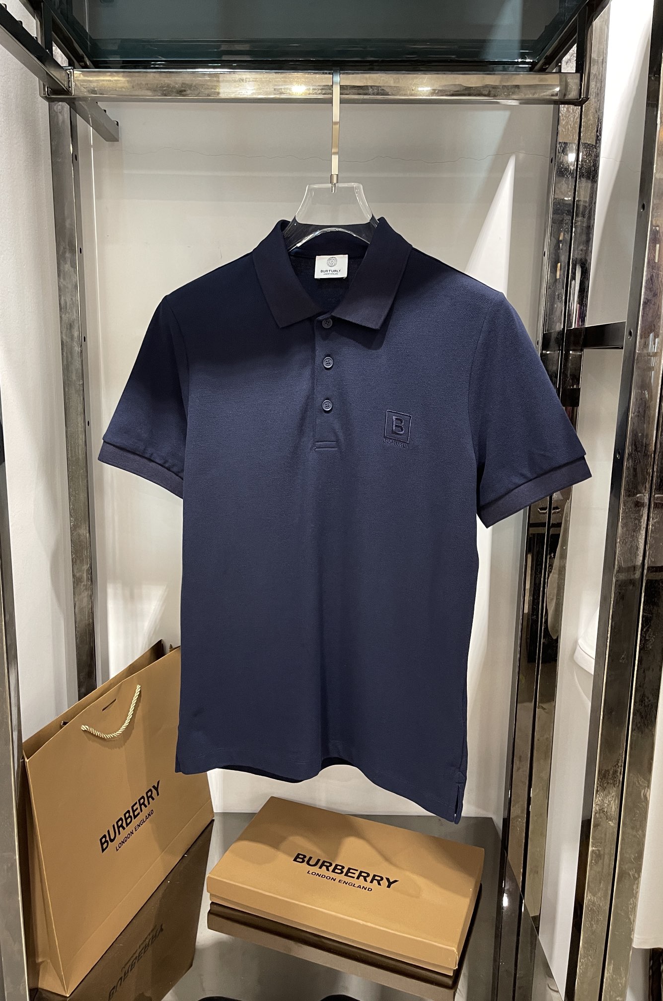 Bur男士新品珠地网眼布棉质 Polo 衫，采用经典剪裁，品牌LOGO纽扣，装饰品牌刺绣徽标，面料YD%棉。\nZL\n码数：M，L，ＸＬ，XXL\n颜色：宝蓝色